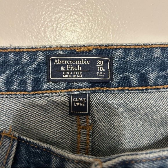 Abercrombie & Fitch • Curve Love high rise mom Jean - Picture 5 of 8